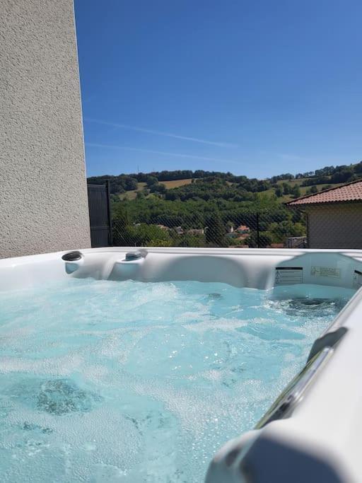 Rez-De-Jardin De Maison Avec Spa Et Borne D'Arcade Aurillac Exterior foto