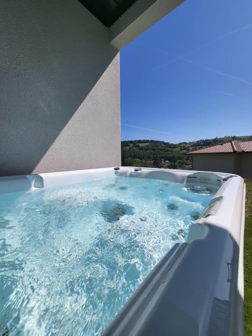Rez-De-Jardin De Maison Avec Spa Et Borne D'Arcade Aurillac Exterior foto